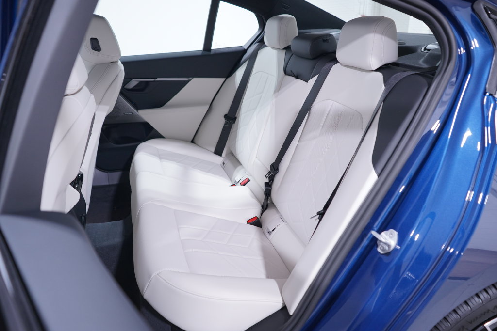 Thumbnail: 2027 BMW 5 Series - 10