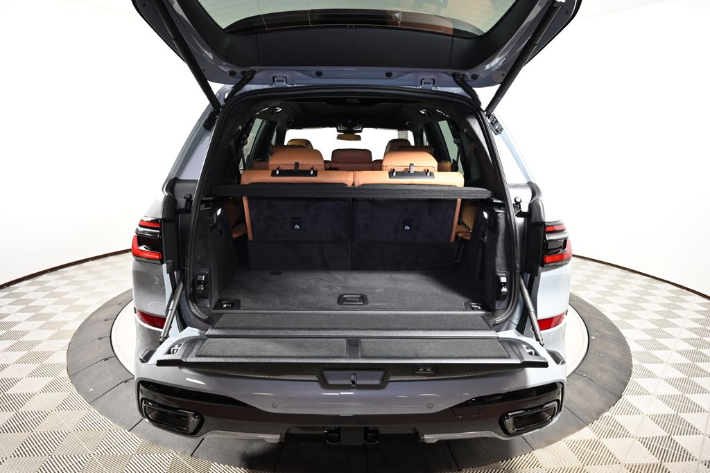 Thumbnail: 2026 BMW X7 - 10