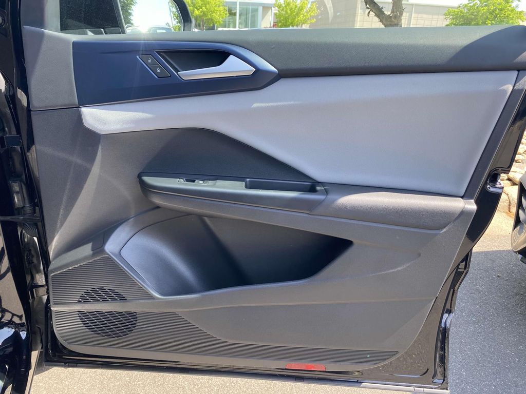 2022 Volkswagen Taos SE 11