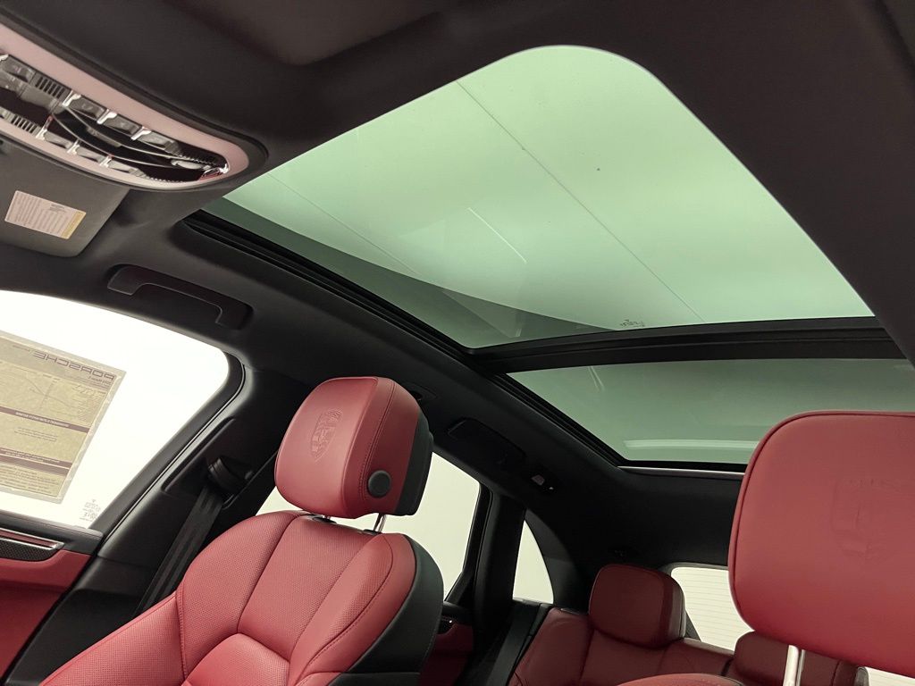 Thumbnail: 2026 Porsche Macan - 27