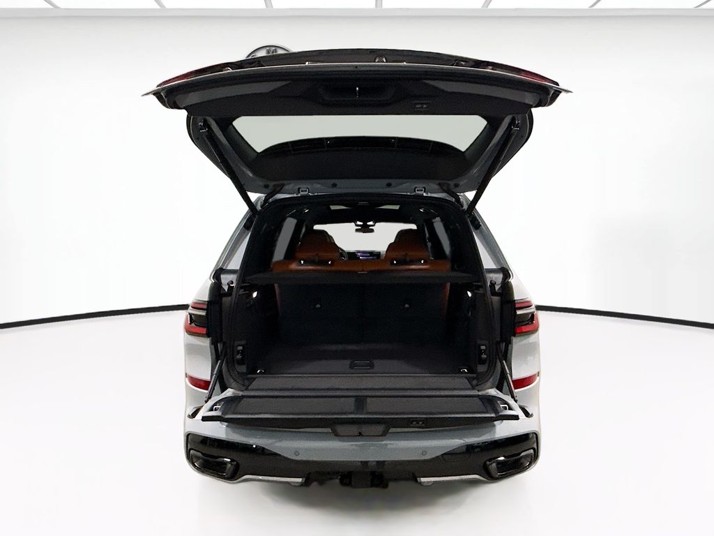 Thumbnail: 2026 BMW X7 - 15