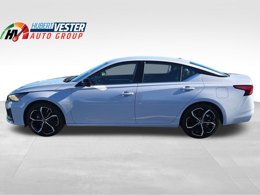 2024 Nissan Altima SR's photo