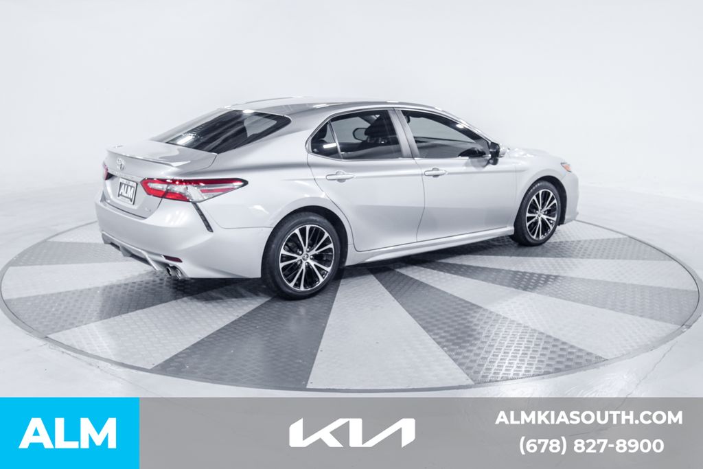 2018 Toyota Camry LE photo 10