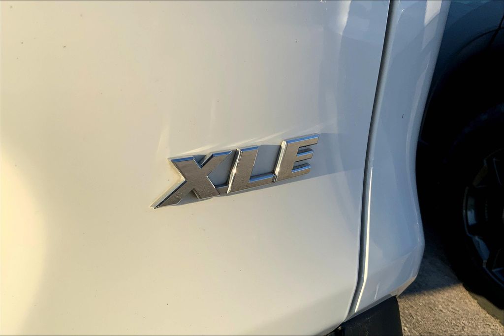 2023 Toyota RAV4 XLE 6