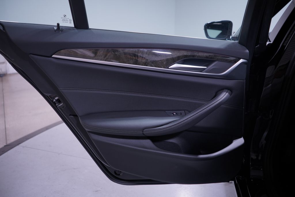 Thumbnail: 2022 BMW 5 Series - 15