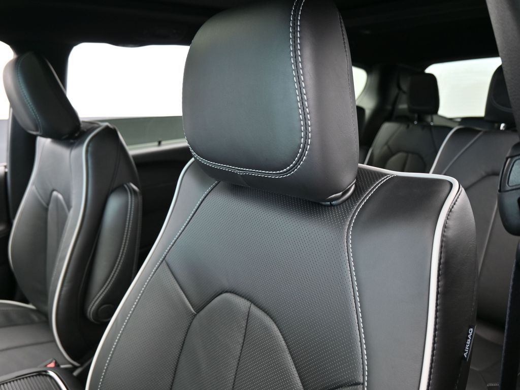 New 2026 Silver Mist Clearcoat Chrysler Limited image 18