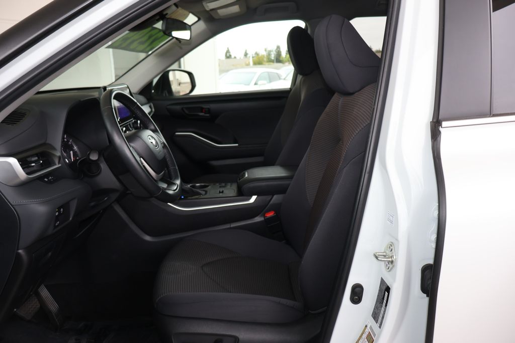 2024 Toyota Highlander LE 26