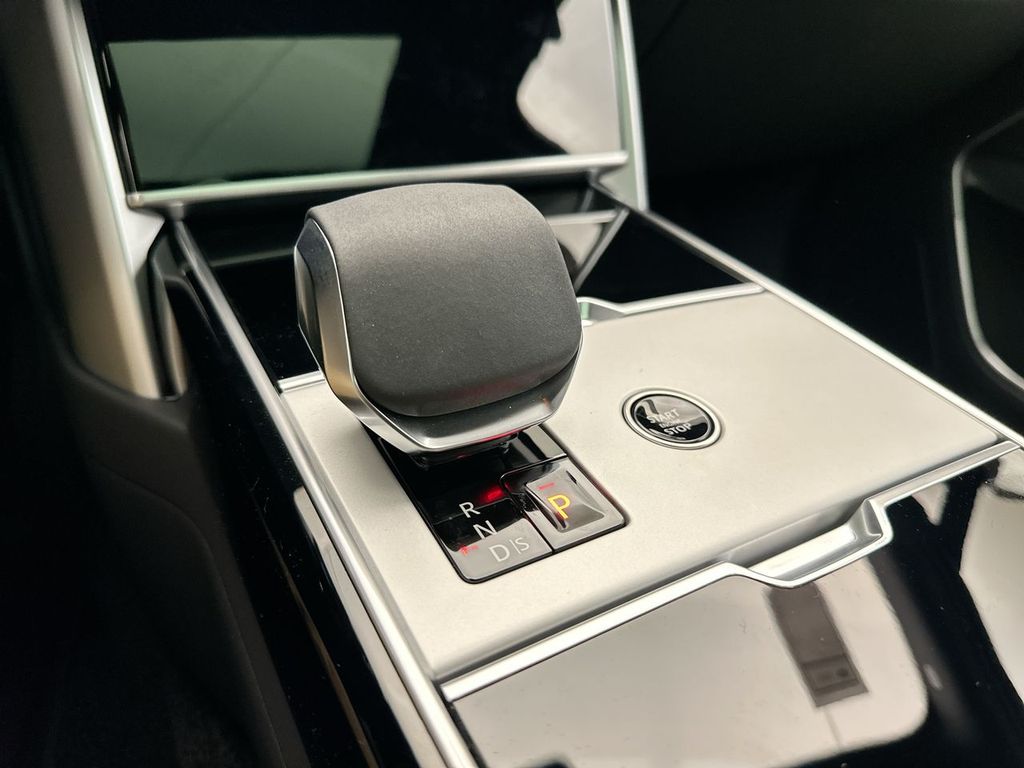 2025 Land Rover Range Rover SE 11