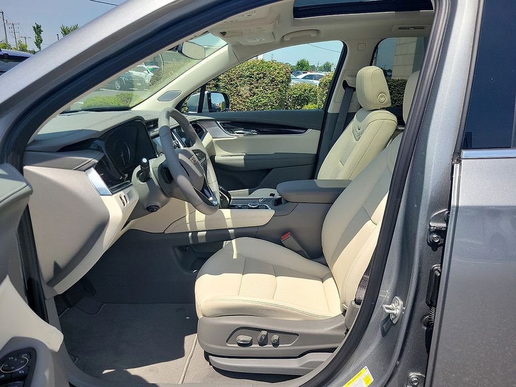 Thumbnail: 2024 Cadillac XT6 - 6