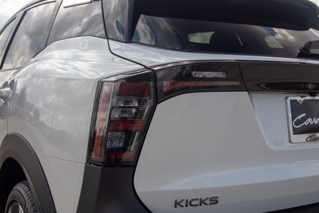 2025 Nissan Kicks SR 6