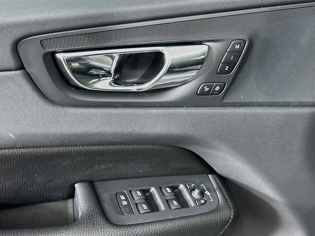 Thumbnail: 2019 Volvo XC60 - 18