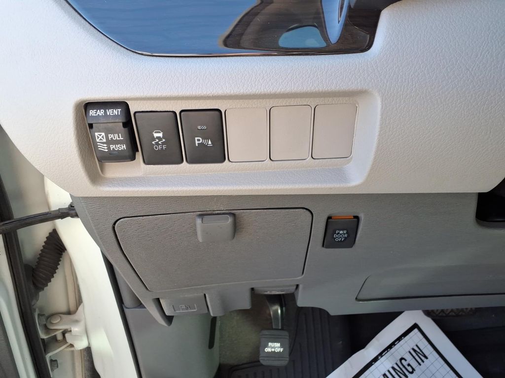 Used 2019 White Toyota XLE Premium image 16