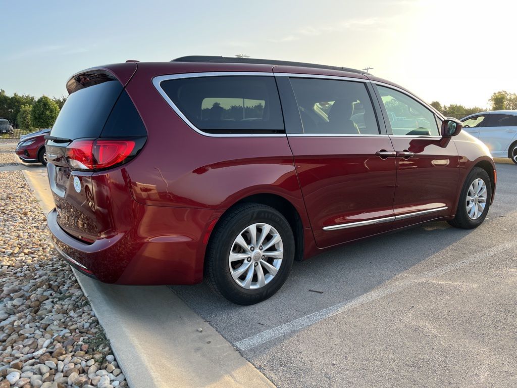 Thumbnail: 2017 Chrysler Pacifica - 3