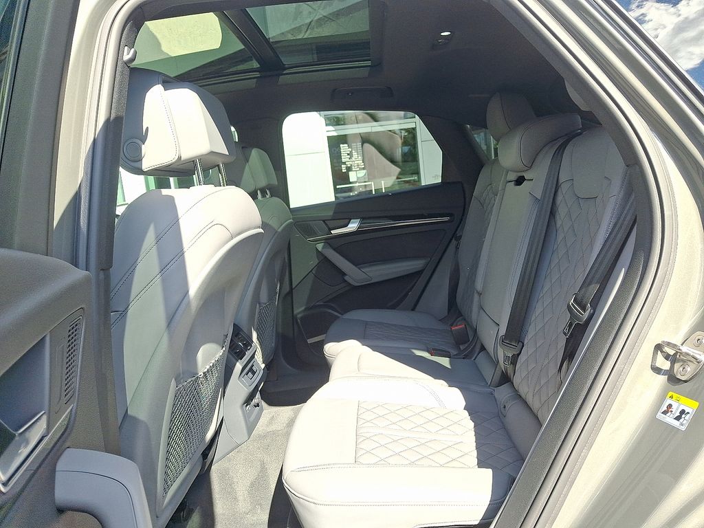 Thumbnail: 2025 Audi SQ5 - 10