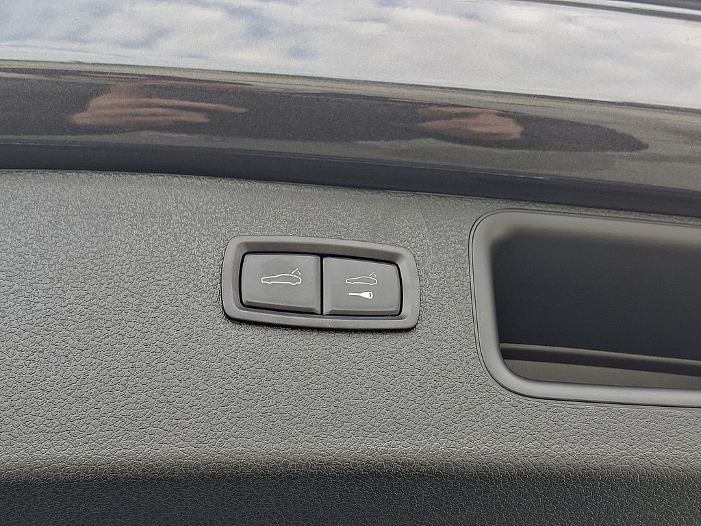 Thumbnail: 2025 Porsche Macan - 30