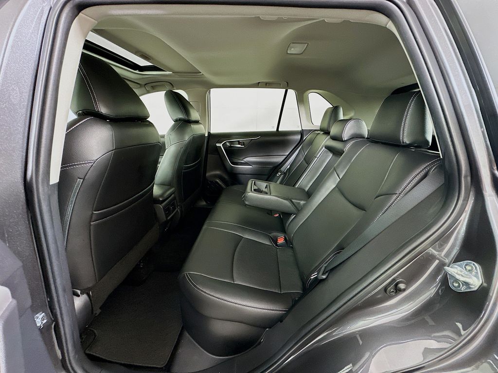 2022 Toyota RAV4 XLE 24