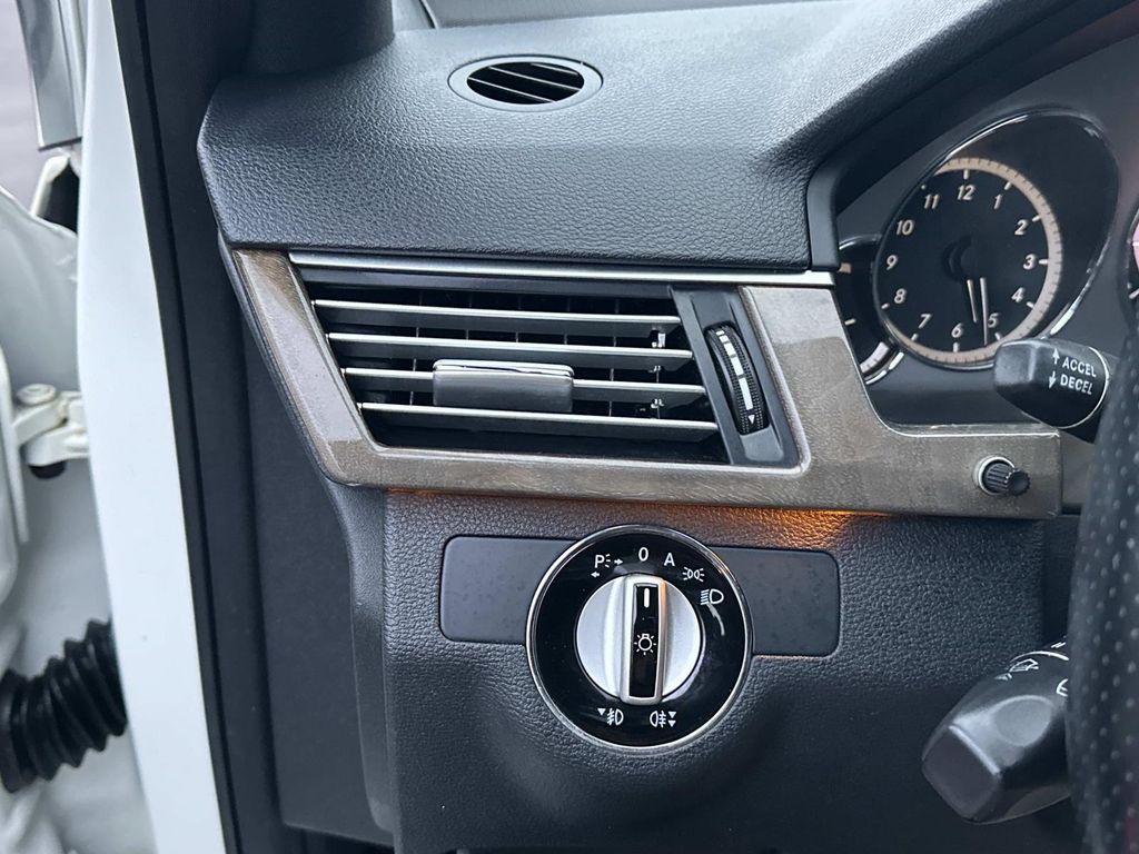 Thumbnail: 2010 Mercedes-Benz E-Class - 31