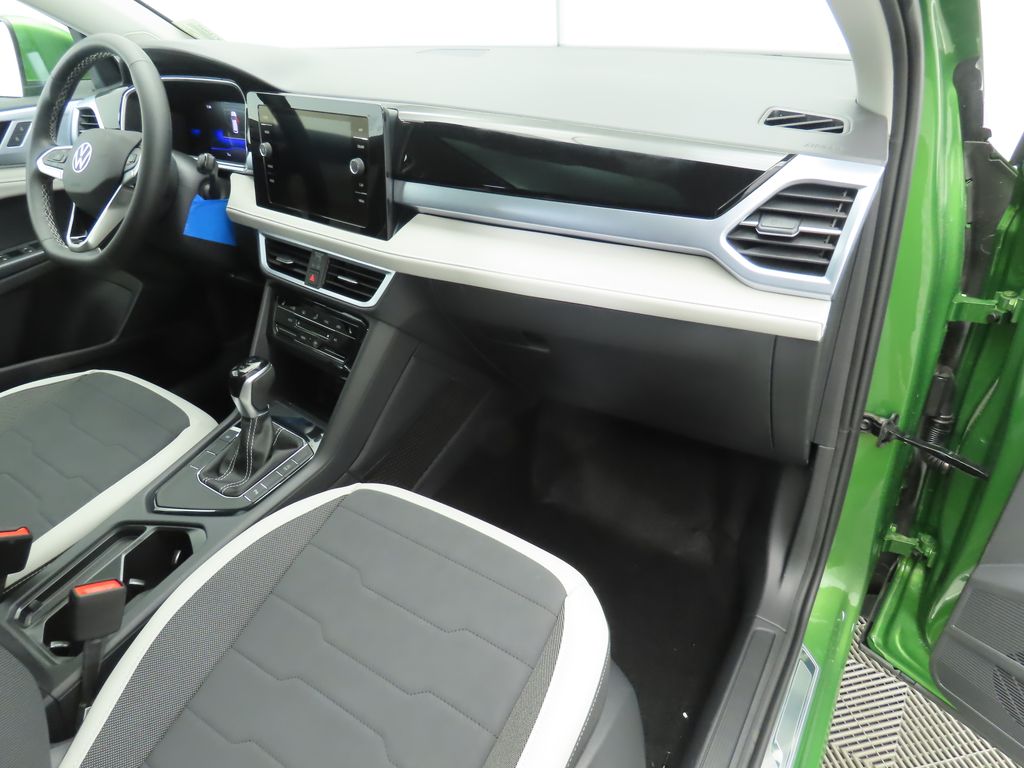 2025 Volkswagen Taos SE 18