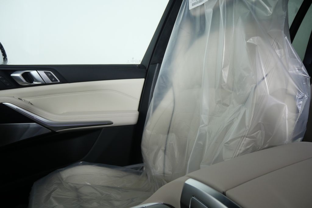 Thumbnail: 2026 BMW X7 - 25