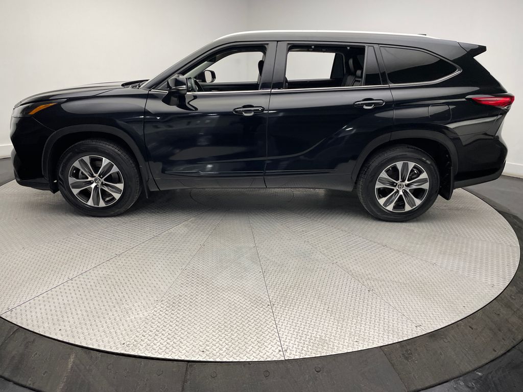 2022 Toyota Highlander XLE 8