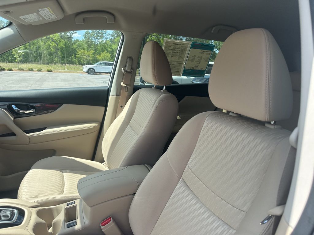 2018 Pearl White Nissan Rogue SV FWD SUV