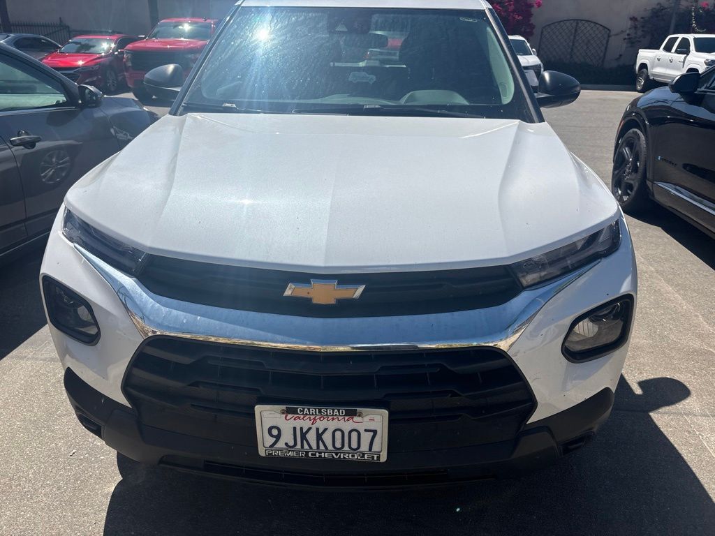 White (Iridescent Pearl Tricoat) 2023 Chevrolet Trailblazer SUV / Crossover Front-Wheel Drive Continuously Variable Transmission