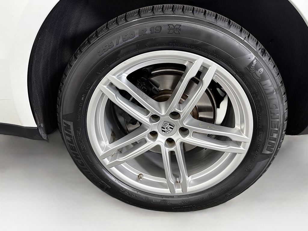 Thumbnail: 2023 Porsche Macan - 32