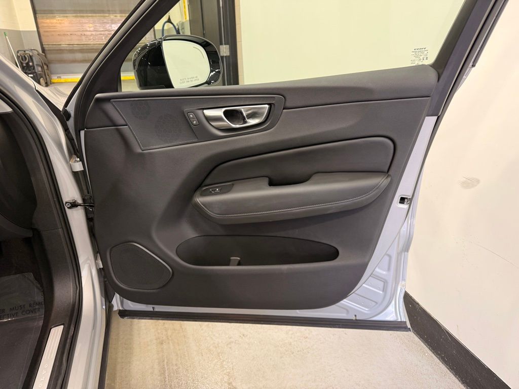 Thumbnail: 2025 Volvo XC60 - 27