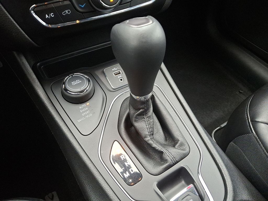 Thumbnail: 2019 Jeep Cherokee - 15