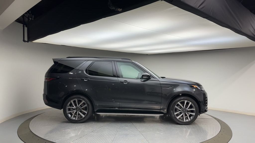 2024 Land Rover Discovery Dynamic SE 9