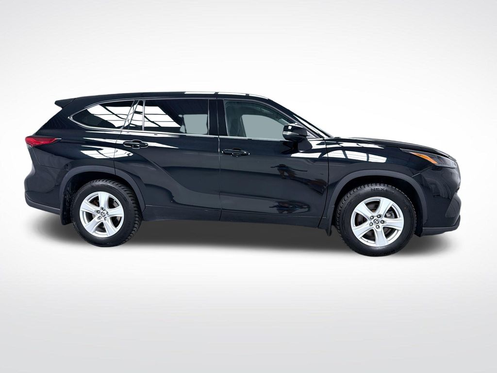 2022 Toyota Highlander LE - Photo 10
