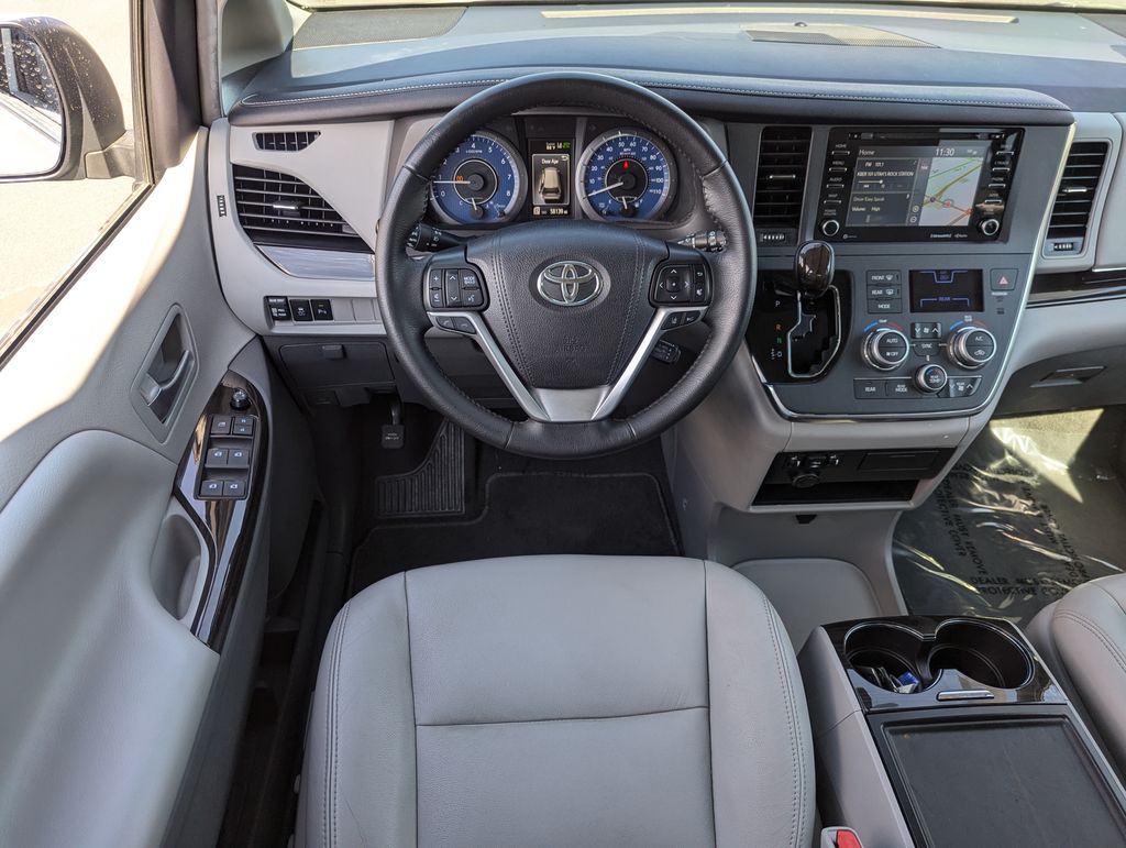 2019 Toyota Sienna XLE 33