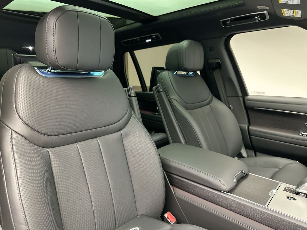 2025 Land Rover Range Rover SE 6