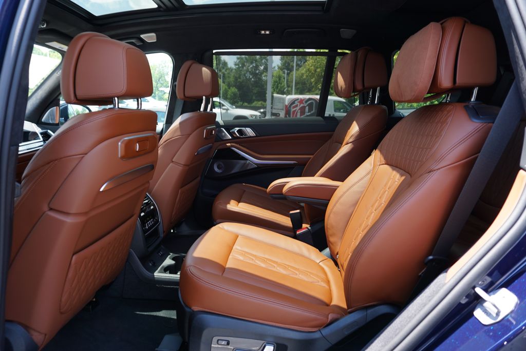 Thumbnail: 2026 BMW X7 - 13