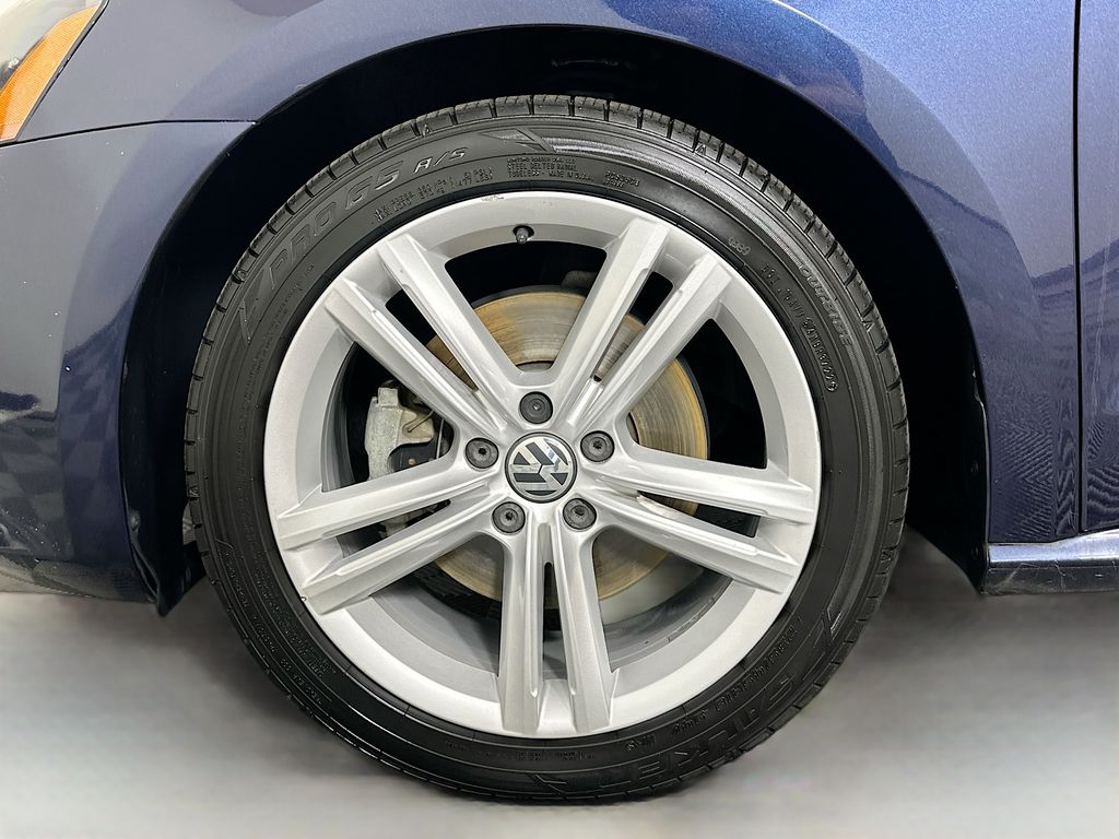 2014 Volkswagen Passat SE 31