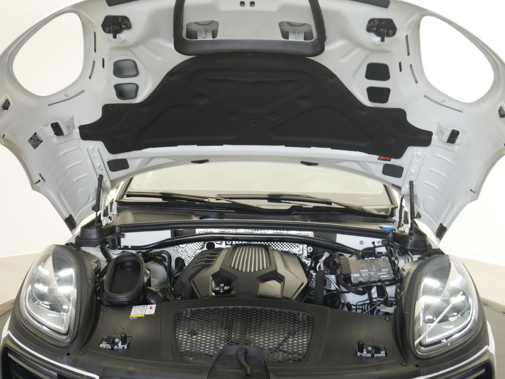 Thumbnail: 2023 Porsche Macan - 13