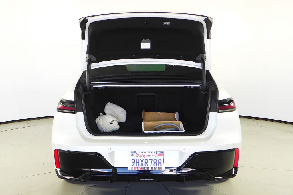 Thumbnail: 2023 BMW i7 - 10