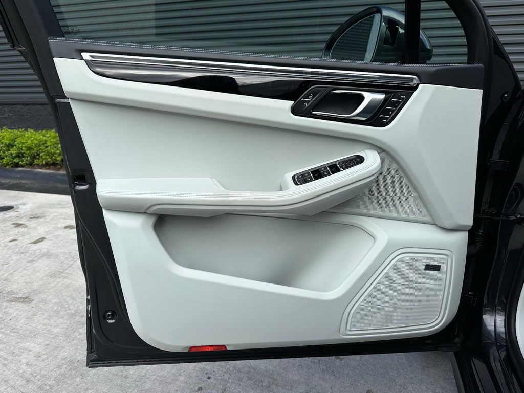 Thumbnail: 2022 Porsche Macan - 19