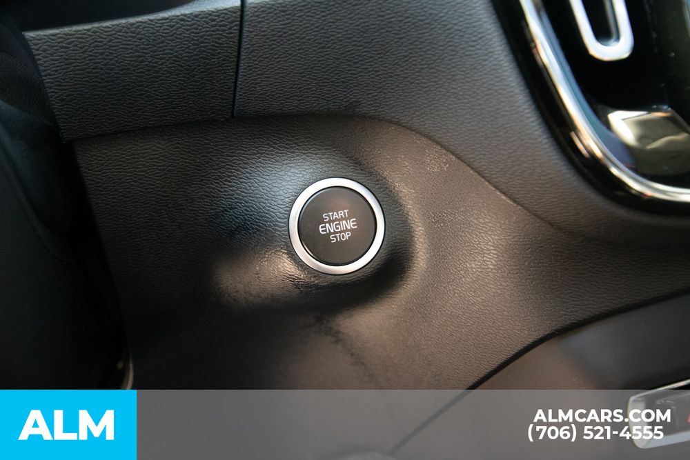 2023 Volvo XC40 Plus photo 29