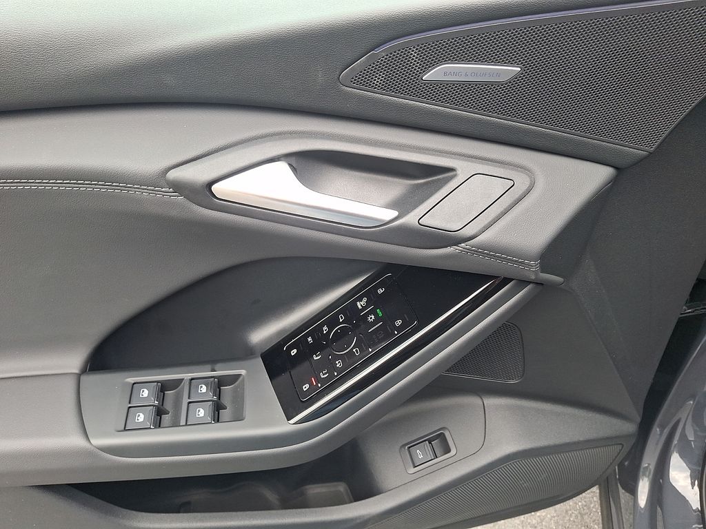 Thumbnail: 2025 Audi Q6 e-tron - 12