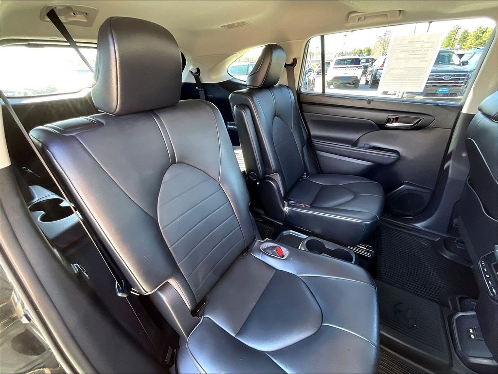 2021 Toyota Highlander — photo 15