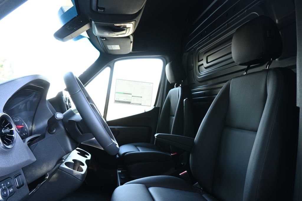 Thumbnail: 2025 Mercedes-Benz Sprinter - 18