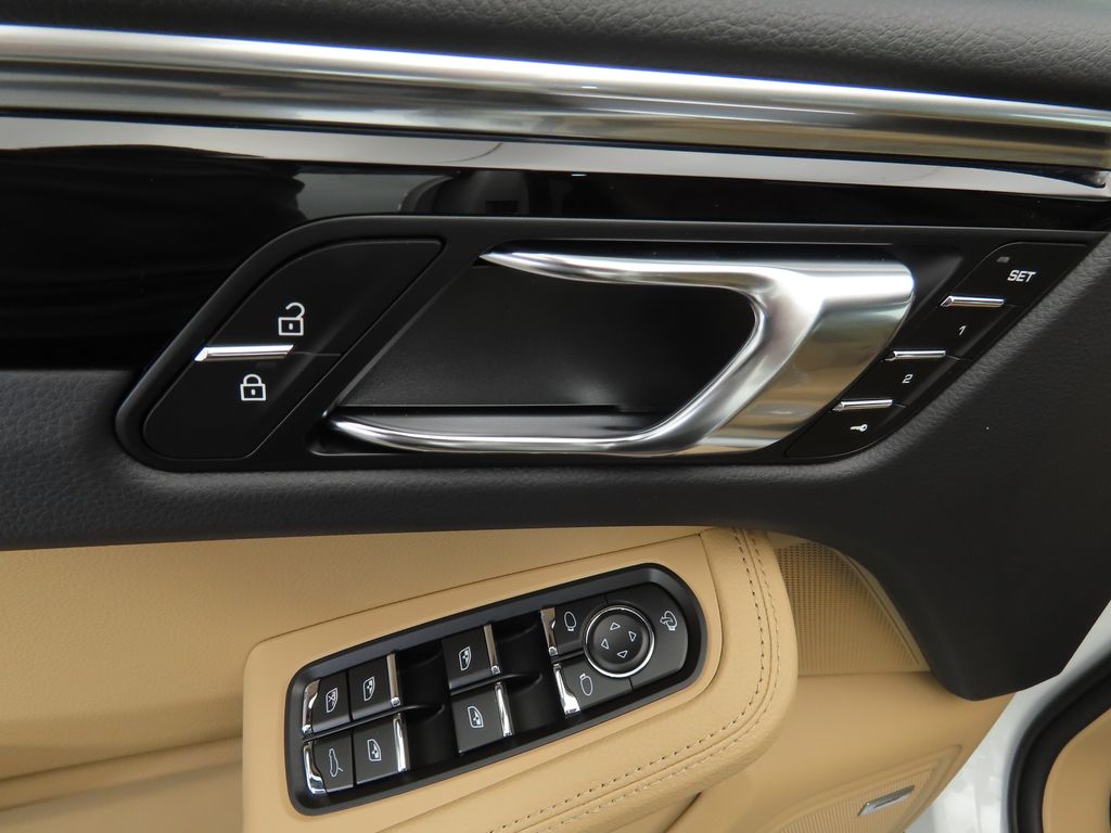 Thumbnail: 2025 Porsche Macan - 25