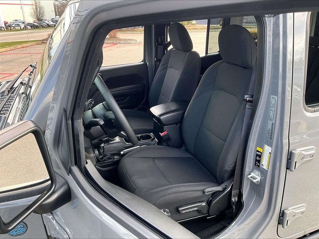 2023 Jeep Wrangler — photo 10