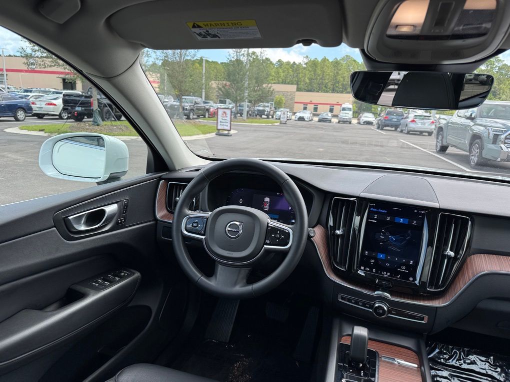 2023 Volvo XC60 B5 Plus photo 22
