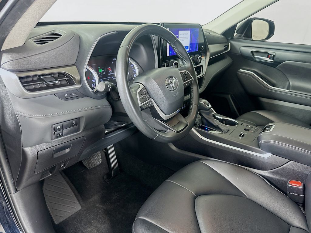 Thumbnail: 2023 Toyota Highlander - 9