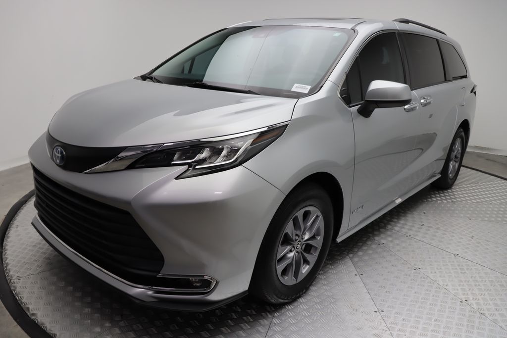 2021 Toyota Sienna XLE 2