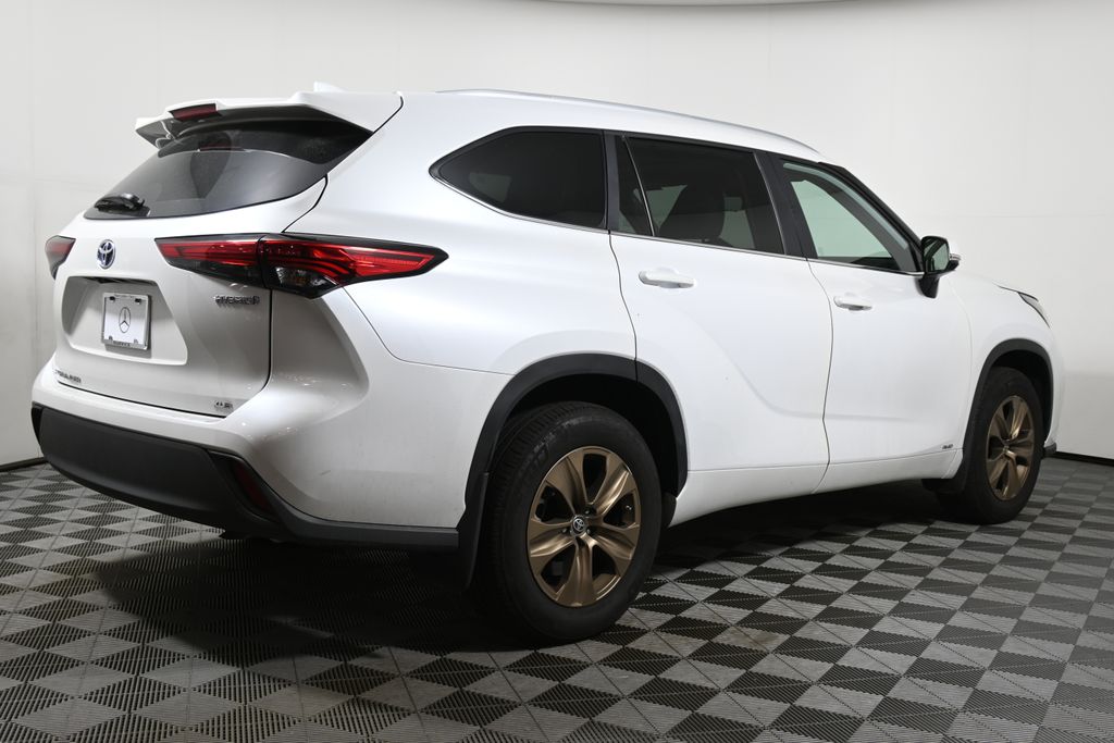 Thumbnail: 2023 Toyota Highlander - 7