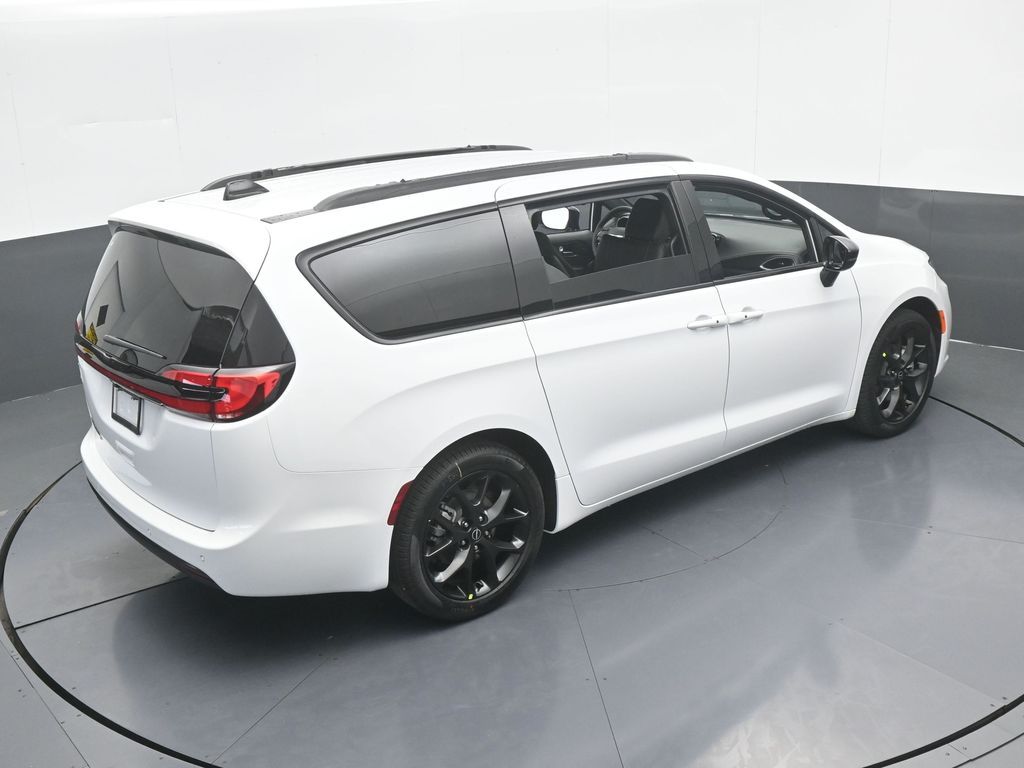 New 2026 Bright White Clearcoat Chrysler Select image 50