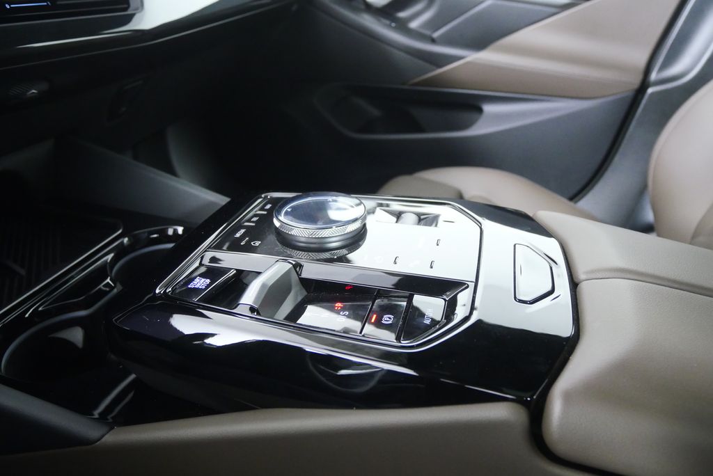 Thumbnail: 2025 BMW 5 Series - 23